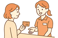 さんさん眼科クリニックの受付で患者様への対応するスタッフ