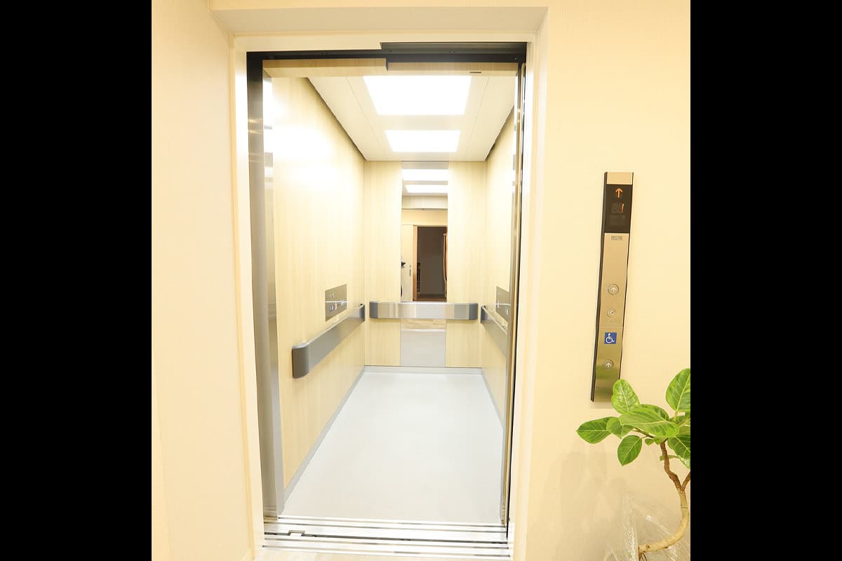 さんさん眼科クリニックのストレッチャー対応エレベーター。手術導線に配慮した設計